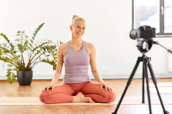 Mujer con cámara streaming para yoga blog en casa — Foto de Stock