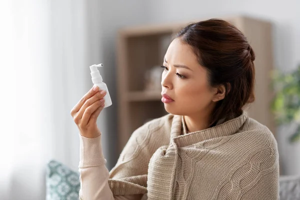 Malato asiatico donna con orale spray medicina a casa — Foto Stock