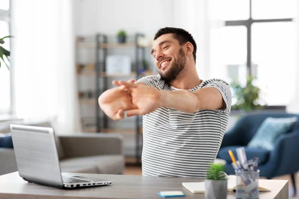Pria bahagia dengan laptop membentang di kantor pusat — Stok Foto