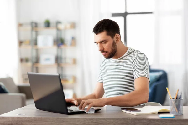 Pria membersihkan laptop dengan kain lap basah di kantor — Stok Foto