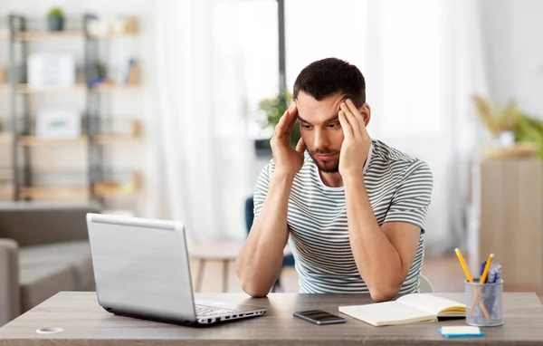 Homme stressé avec ordinateur portable travaillant au bureau à domicile — Photo