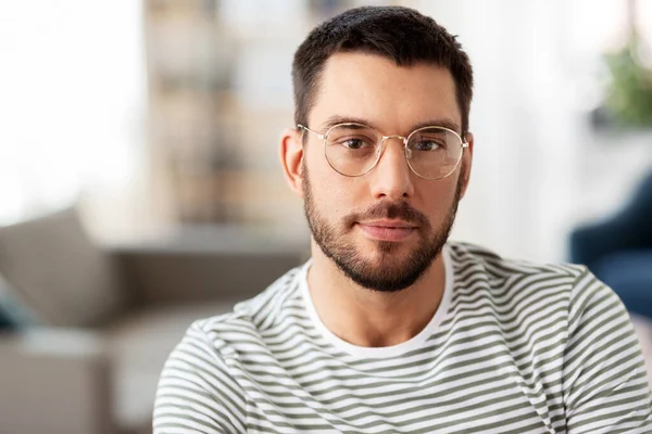 Ritratto dell'uomo in occhiali a casa — Foto Stock