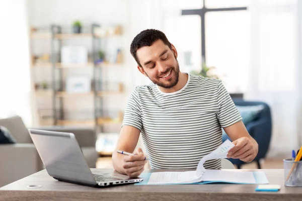 Uomo con documenti e laptop che lavora a casa ufficio — Foto Stock