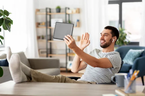 Hombre con tablet pc tener videollamada en casa — Foto de Stock