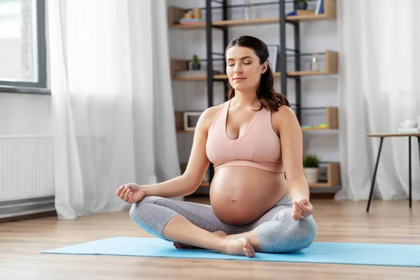 Pregnant woman meditating at home — Stock Photo, Image