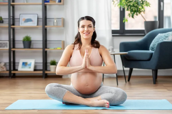 Mulher grávida meditando em casa — Fotografia de Stock