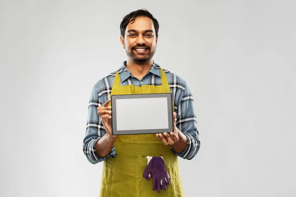 Jardinero masculino indio o agricultor con tableta pc — Foto de Stock