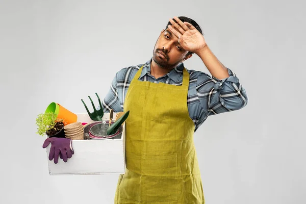 Giardiniere o agricoltore stanco con scatola di attrezzi da giardino — Foto Stock