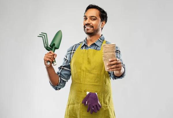 Jardineiro indiano ou agricultor com caixa de ferramentas de jardim — Fotografia de Stock