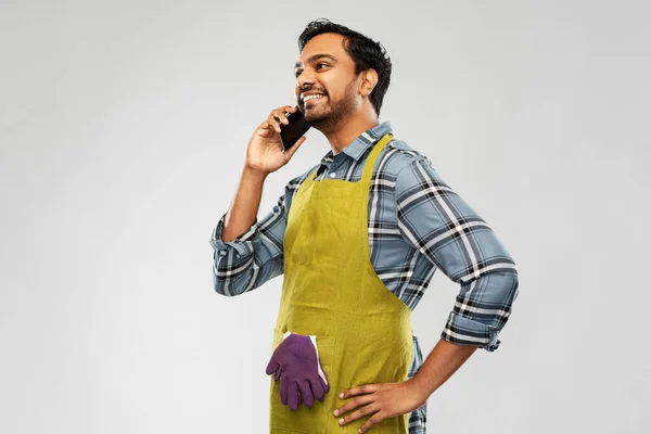Indischer Gärtner oder Bauer telefoniert mit dem Smartphone — Stockfoto