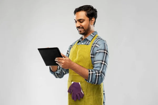 Jardinero masculino indio o agricultor con tableta pc — Foto de Stock