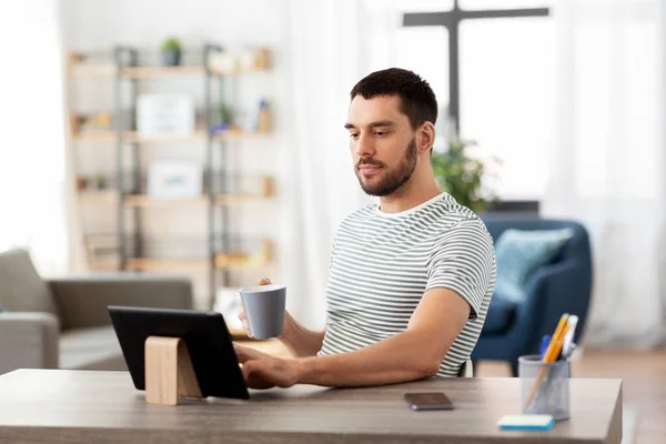 Hombre con la tableta pc beber café en casa oficina — Foto de Stock