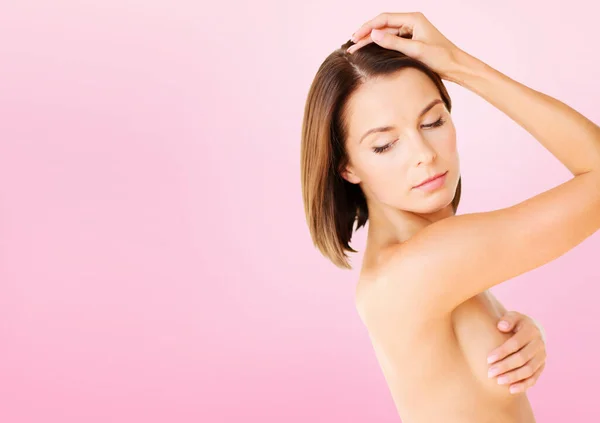 Młoda kobieta sprawdzająca piersi pod kątem objawów raka — Zdjęcie stockowe