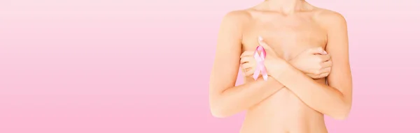 若い女性が乳がんの兆候を確認し — ストック写真