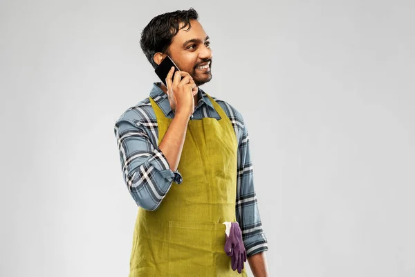 Indischer Gärtner oder Bauer telefoniert mit dem Smartphone — Stockfoto