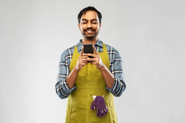 Indiana jardineiro masculino ou agricultor com smartphone — Fotografia de Stock