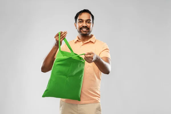 Hombre con bolsa de lona reutilizable para compras de alimentos —  Fotos de Stock