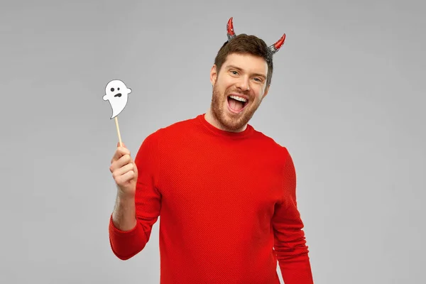 Hombre feliz en traje de Halloween del diablo sobre gris —  Fotos de Stock