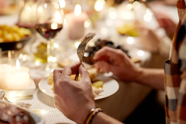 Man met vork eten bij kerst diner thuis — Stockfoto
