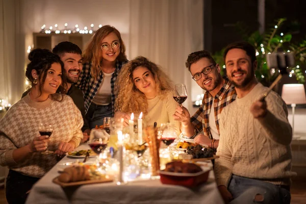 Vrienden nemen selfie op kerstdiner feest — Stockfoto