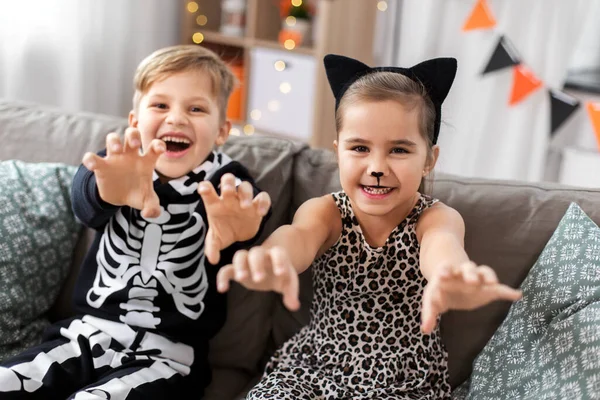 Gyerekek halloween jelmezek szórakozás otthon — Stock Fotó