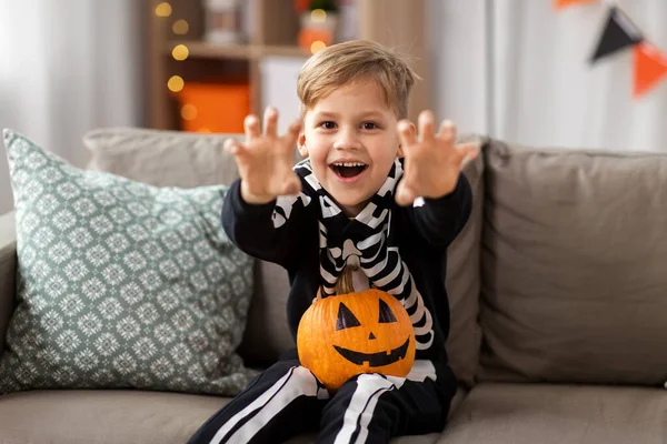 Menino feliz em halloween traje de esqueleto em casa — Fotografia de Stock