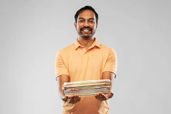Lächelnder junger indischer Mann beim Sortieren von Papierabfällen — Stockfoto