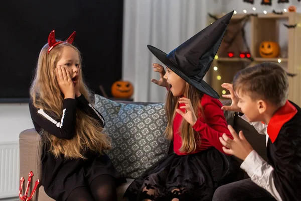 Ungar i halloween kostymer leker hemma — Stockfoto