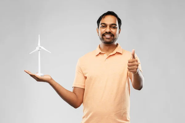 Índio homem com brinquedo turbina eólica mostrando polegares para cima — Fotografia de Stock