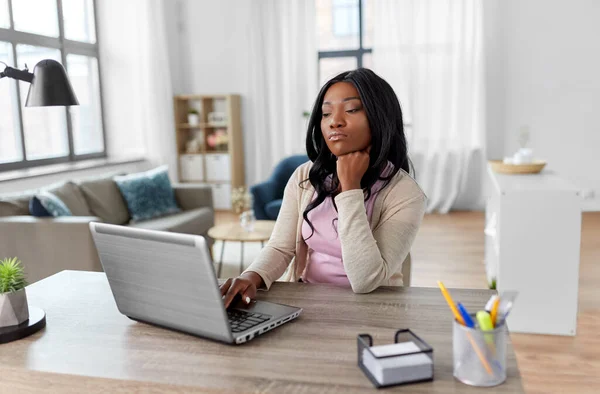 Znudzona kobieta z laptopem pracująca w biurze — Zdjęcie stockowe