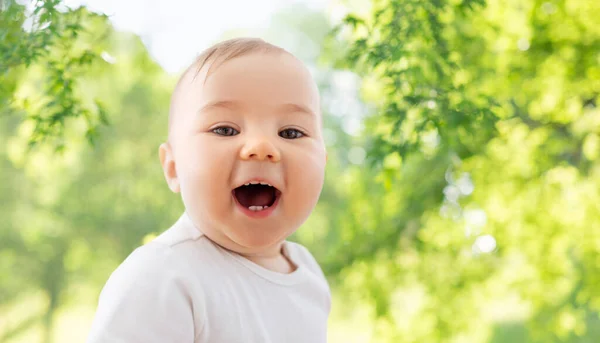 자연을 웃어대는 행복 한 아기의 모습 로열티 프리 스톡 이미지