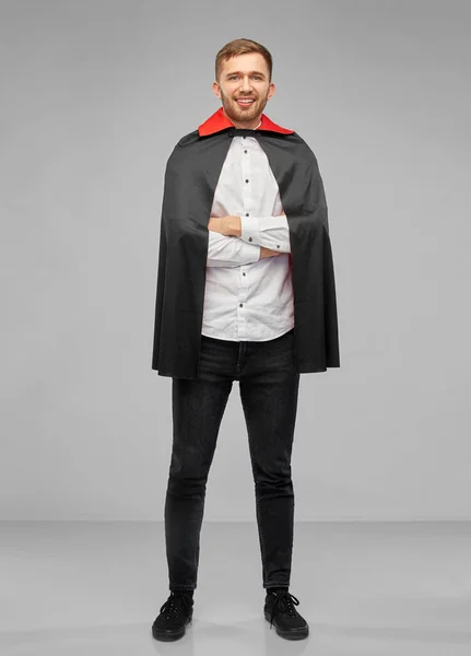 Счастливый человек в костюме вампира на Хэллоуин — стоковое фото
