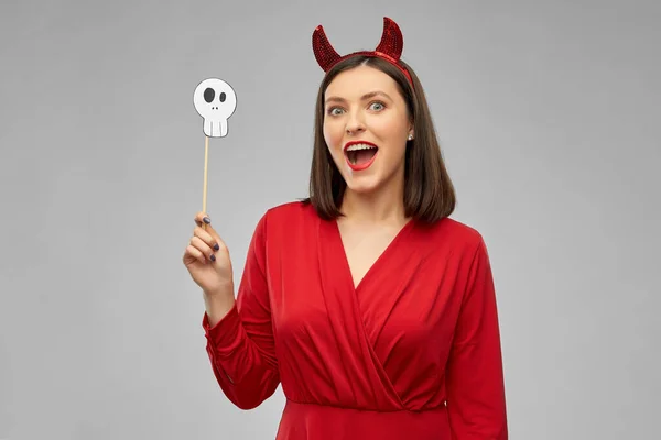Šťastná žena v červeném halloween kostýmu ďábla — Stock fotografie