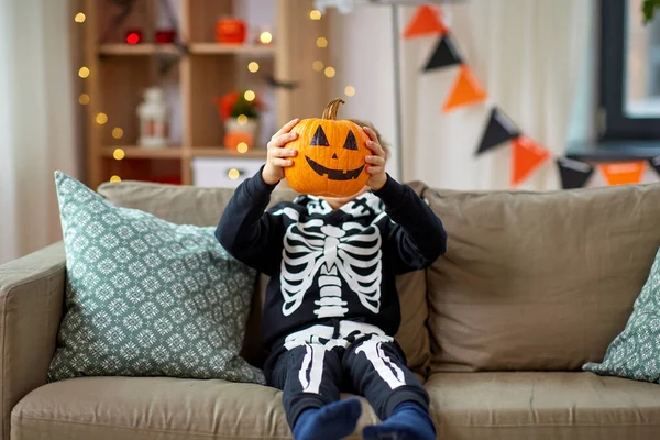 Garçon en costume d'Halloween avec Jack-o-lanterne — Photo