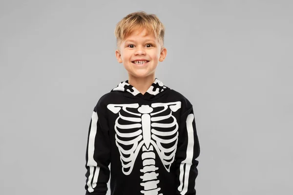 Chlapec v černém halloween kostým s kostry — Stock fotografie
