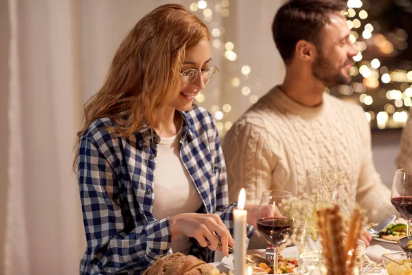 Šťastní přátelé mají vánoční večeři doma — Stock fotografie