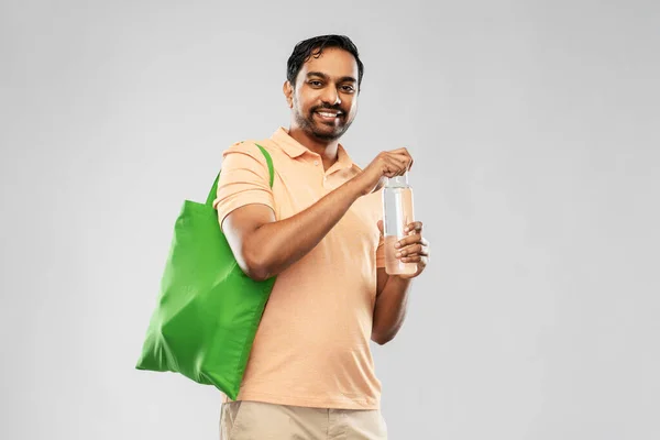 Uomo con borsa per la spesa e bottiglia di vetro — Foto Stock