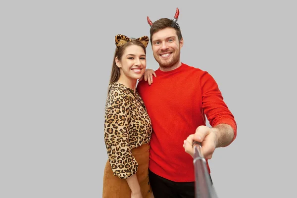 Szczęśliwy para w halloween kostiumy biorąc selfie — Zdjęcie stockowe