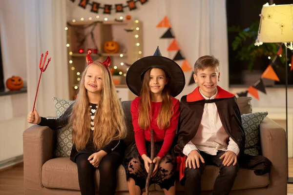 Cadılar Bayramı kostümlü çocuklar gece evde — Stok fotoğraf
