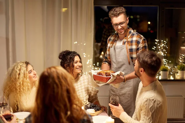 Amigos felizes ter jantar de Natal em casa — Fotografia de Stock