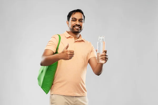 Mann mit Tasche für Lebensmitteleinkauf und Glasflasche — Stockfoto