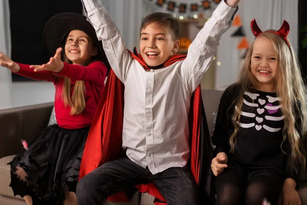 Niños en disfraces de Halloween s divertirse en casa — Foto de Stock