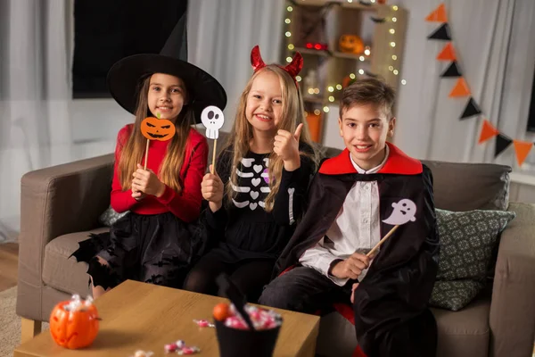 Niños en disfraces de Halloween divertirse en casa — Foto de Stock