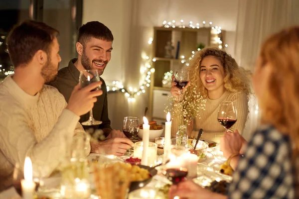 クリスマスパーティーで赤ワインを飲む幸せな友達 — ストック写真