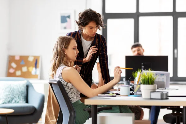 Equipe de negócios ou startuppers que trabalham no escritório — Fotografia de Stock