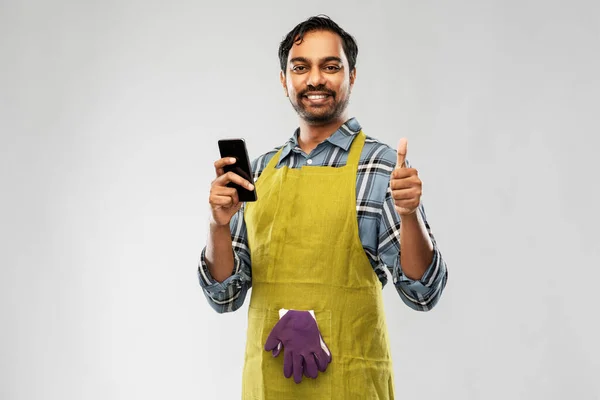 Indian male gardener or farmer with smartphone — Stock Photo, Image
