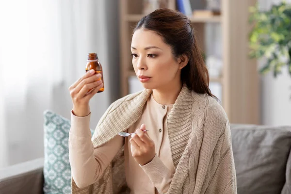 Doente asiático mulher tomando medicina em casa — Fotografia de Stock