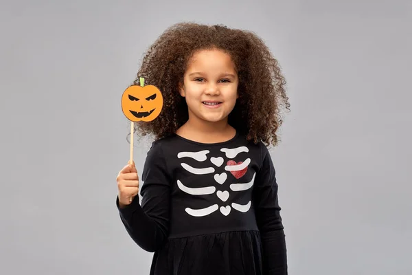 Mädchen im Halloween-Kostüm mit Jack-o-Laterne — Stockfoto