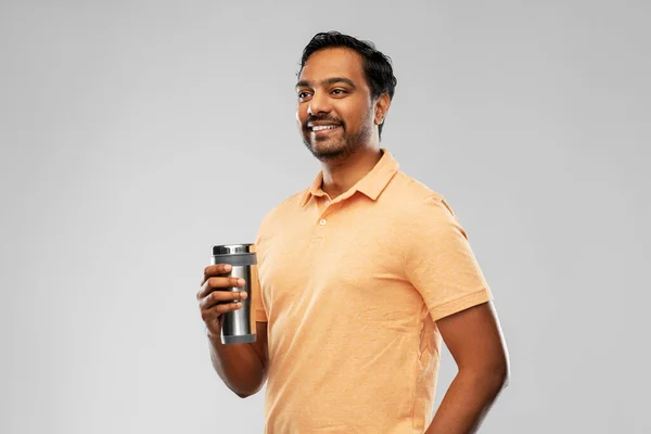 Homem indiano com copo termo ou copo para beber — Fotografia de Stock