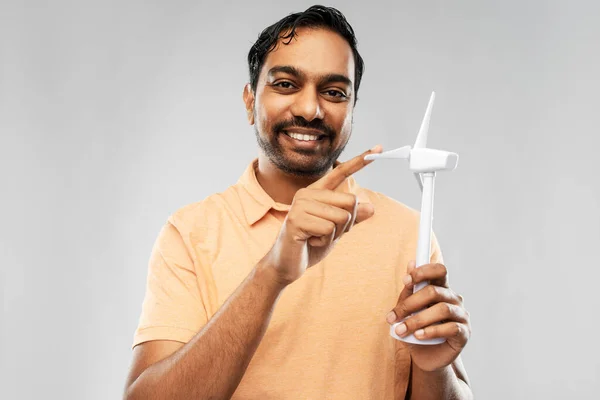 Lächelnder junger Mann mit Spielzeug-Windkraftanlage — Stockfoto
